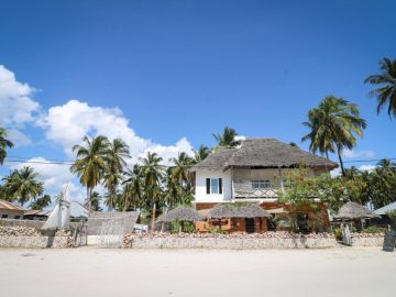 YELLOW CARD APARTMENT & BUNGALOWS